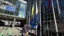 Brüksel'de Avrupa Parlamentosu binasına Ukrayna bayrakları asıldı