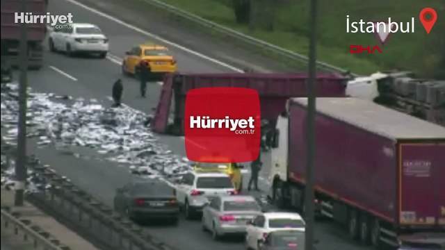 TEM'de sac yüklü TIR devrildi; yol trafiğe kapandı