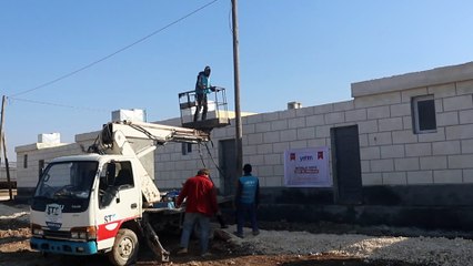 Suriye'de yetim ailelere elektriğe kavuştu