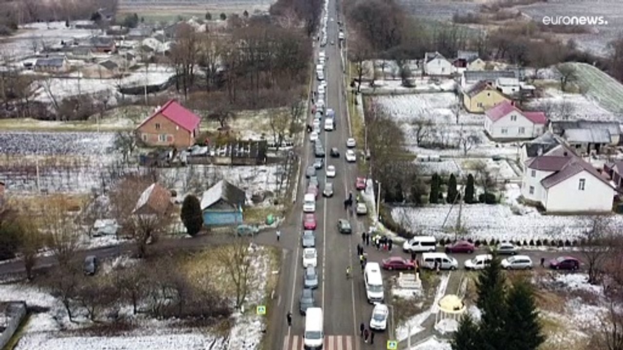 شاهد: طوابير "لا متناهية" من سيارات الأوكرانيين الفارين من الغزو الروسي باتجاه بولندا