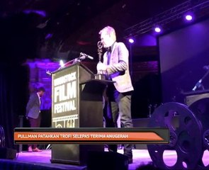 Pullman patahkan trofi selepas terima anugerah