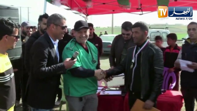 أم البواقي : شباب يداعبون كلاب الصيد بتنظيم سباق لسلالة السلوقي بدوار أولاد زايد