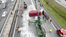 Sancaktepe TEM'de sac yüklü tır devrildi, otoyol trafiğe kapandı