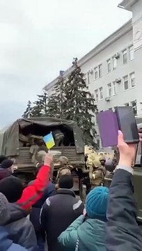 Ucranianos cantam para tropas russas: Berdyansk é Ucrânia, vão-se f****