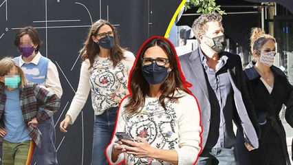 Jennifer Garner facilitates Bennifer's date when she takes the kids shopping