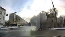 Harkov'da sivil araç kamerası yola düşen bombayı kaydetti