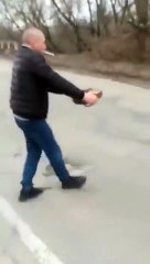 Ucraniano remove bomba de estrada enquanto fuma cigarro