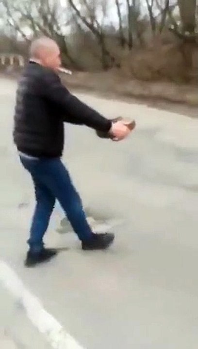 Ucraniano remove bomba de estrada enquanto fuma cigarro