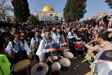 Mescid-i Aksa'da on binlerce kişi Miraç Kandili'ni idrak ediyor