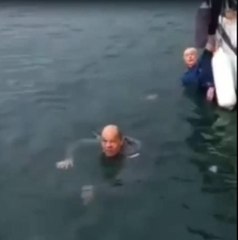 EL ELE TUTUŞUP DENİZE ATLAYAN ÇİFTİ VATANDAŞLAR KURTARDI