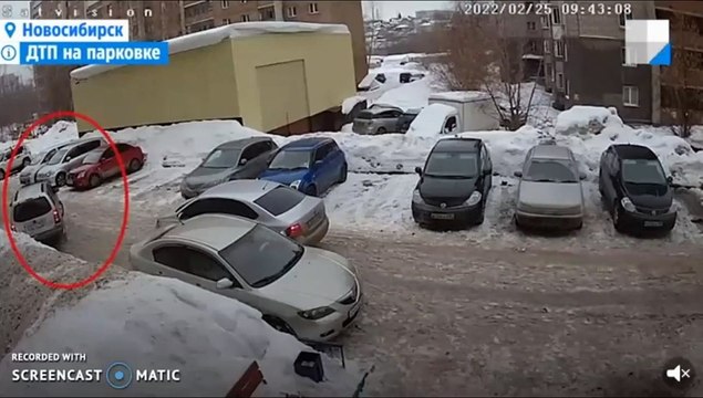 Une fille échappe de justesse à une voiture folle en marche arrière... chanceuse