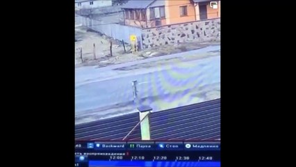 Une roquette russe se plante dans le sol sans exploser