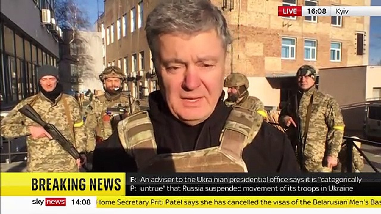Cet ukrainien a un petit problème de chargeur de fusil en direct... oups