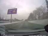 Cet automobiliste a choisi le mauvais moment pour sortir en voiture à Kharkiv !