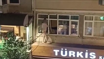 Eşyalarını evden sokağa fırlattı