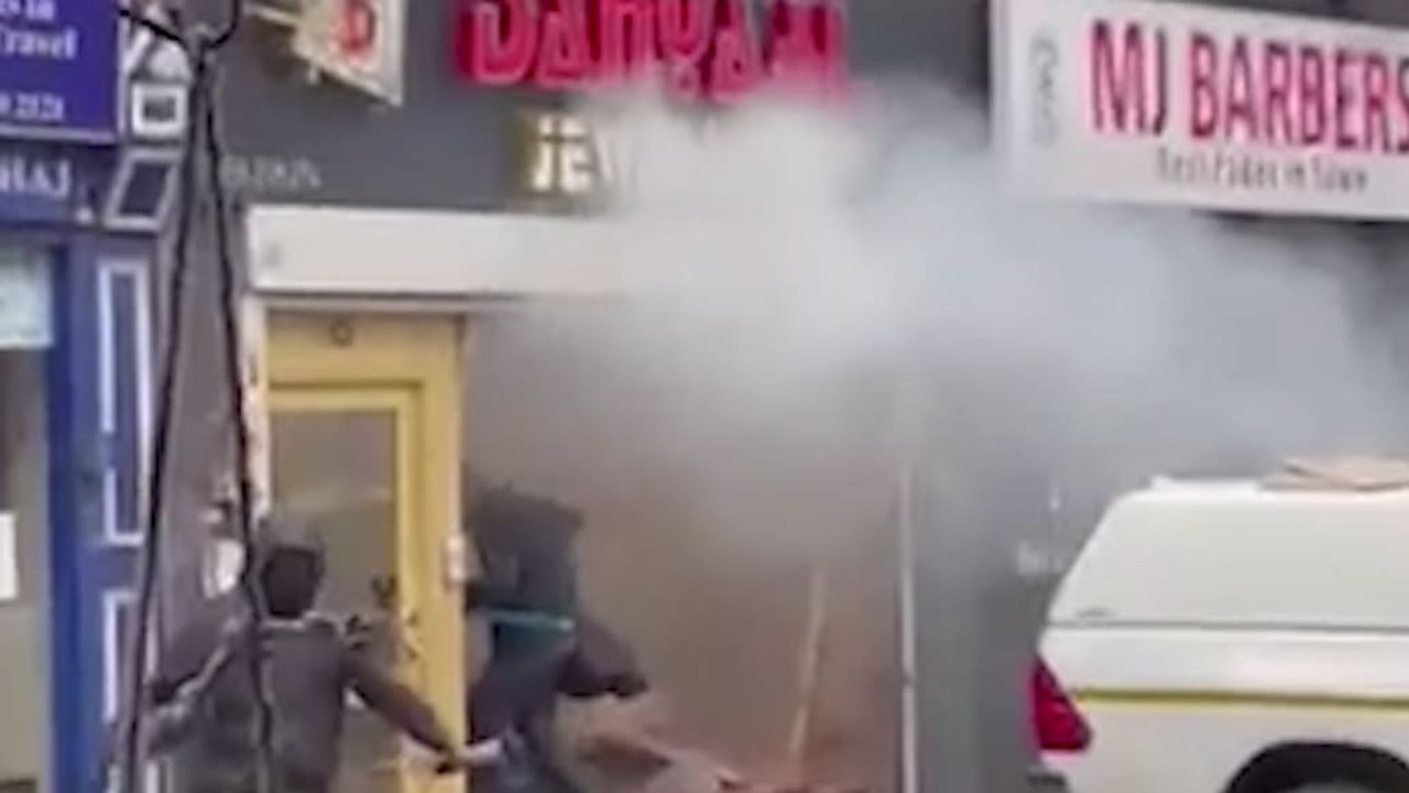 Masked Gang Smash Truck Into Jewellers In Armed Raid Video Dailymotion 