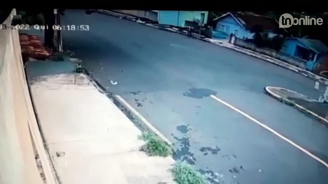 Veja o momento que motociclista passa a mão em apucaranense