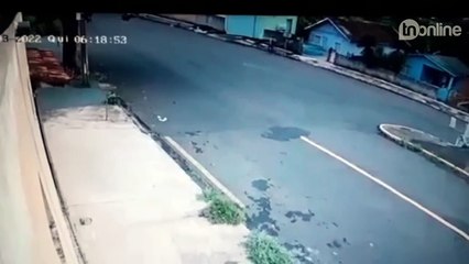 Veja o momento que motociclista passa a mão em apucaranense