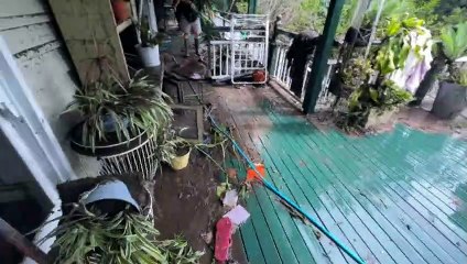 Télécharger la video: Queensland in state of crisis as floodwaters force mass evacuations