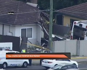 Tiga cedera bas rempuh dua rumah