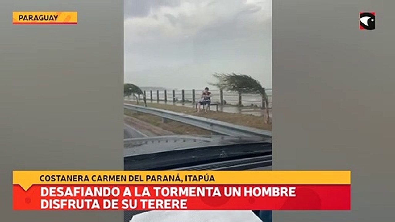 Desafiando a la tormenta un hombre disfruta de su terere