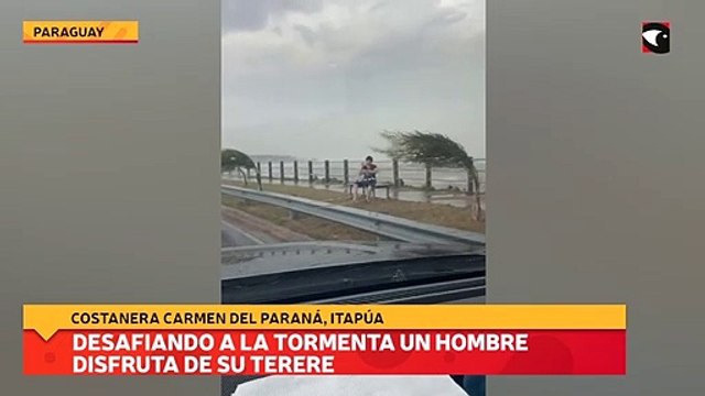 Desafiando a la tormenta un hombre disfruta de su terere
