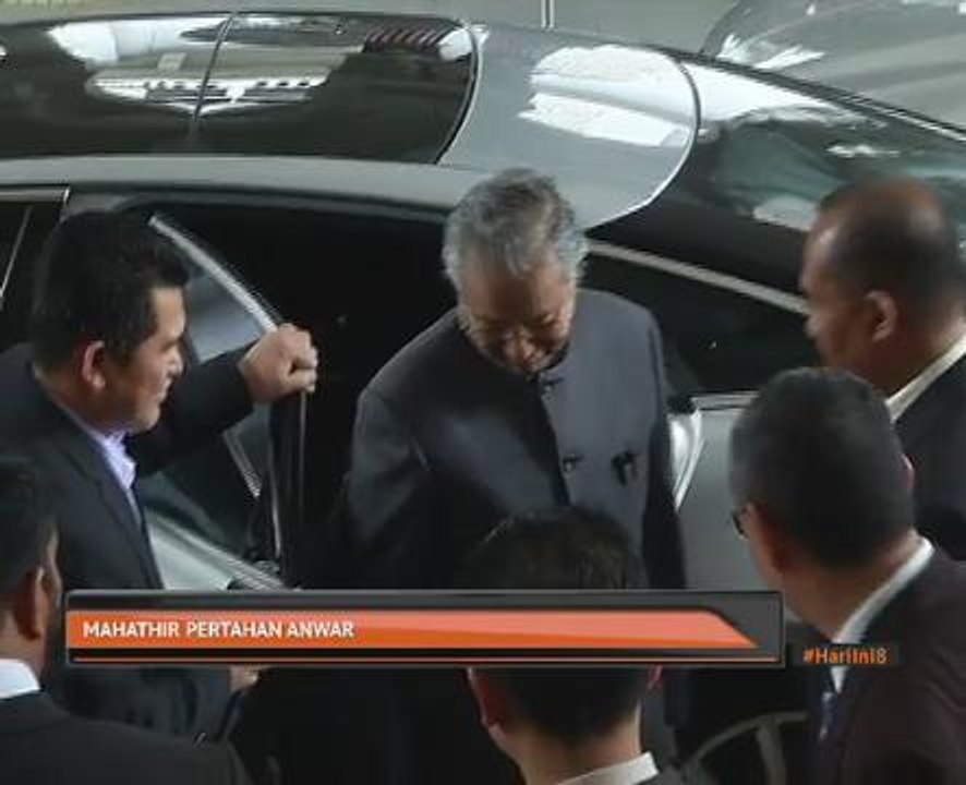 Tun Dr Mahathir pertahan Anwar Ibrahim