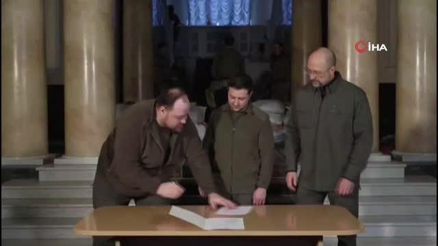 Ukrayna Devlet Başkanı Zelenskiy, Ukrayna'nın AB'ye katılımı için resmi başvuruyu imzaladı