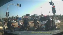 Penunggang motosikal cedera dirempuh ambulans terbabas