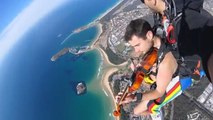 Aussie musician plays violin while skydiving naked