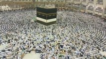 Hundreds of thousands of Muslim pilgrims attend prayers in Mecca