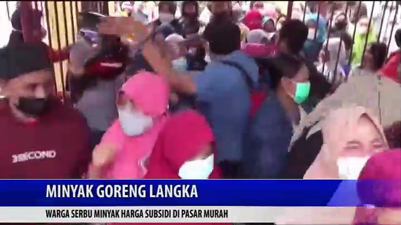 WARGA SERBU MINYAK HARGA SUBSIDI DI PASAR MURAH