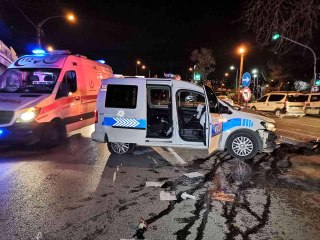 Download Video: Son dakika... İzmir'de polis aracı kaza yaptı: 2 polis yaralı