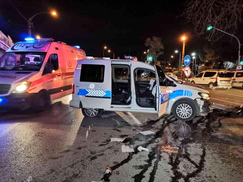 Son dakika... İzmir'de polis aracı kaza yaptı: 2 polis yaralı