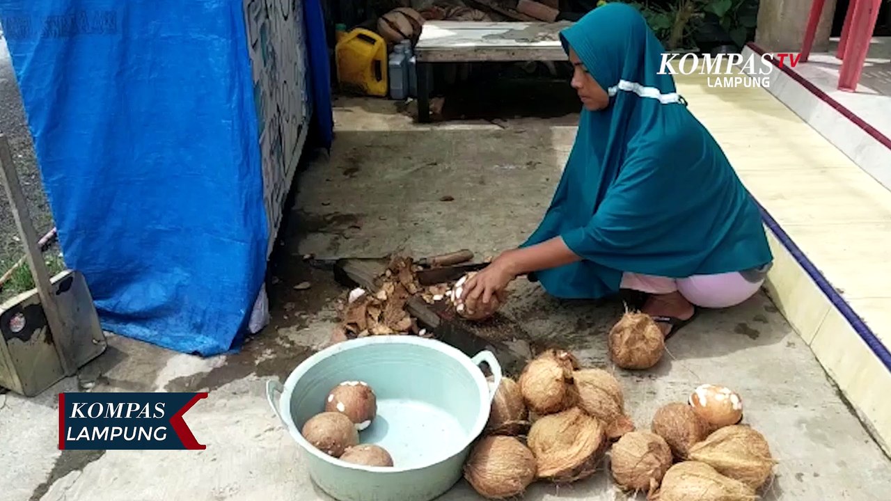 Masih Langka, Warga Olah Minyak Goreng dari Kelapa
