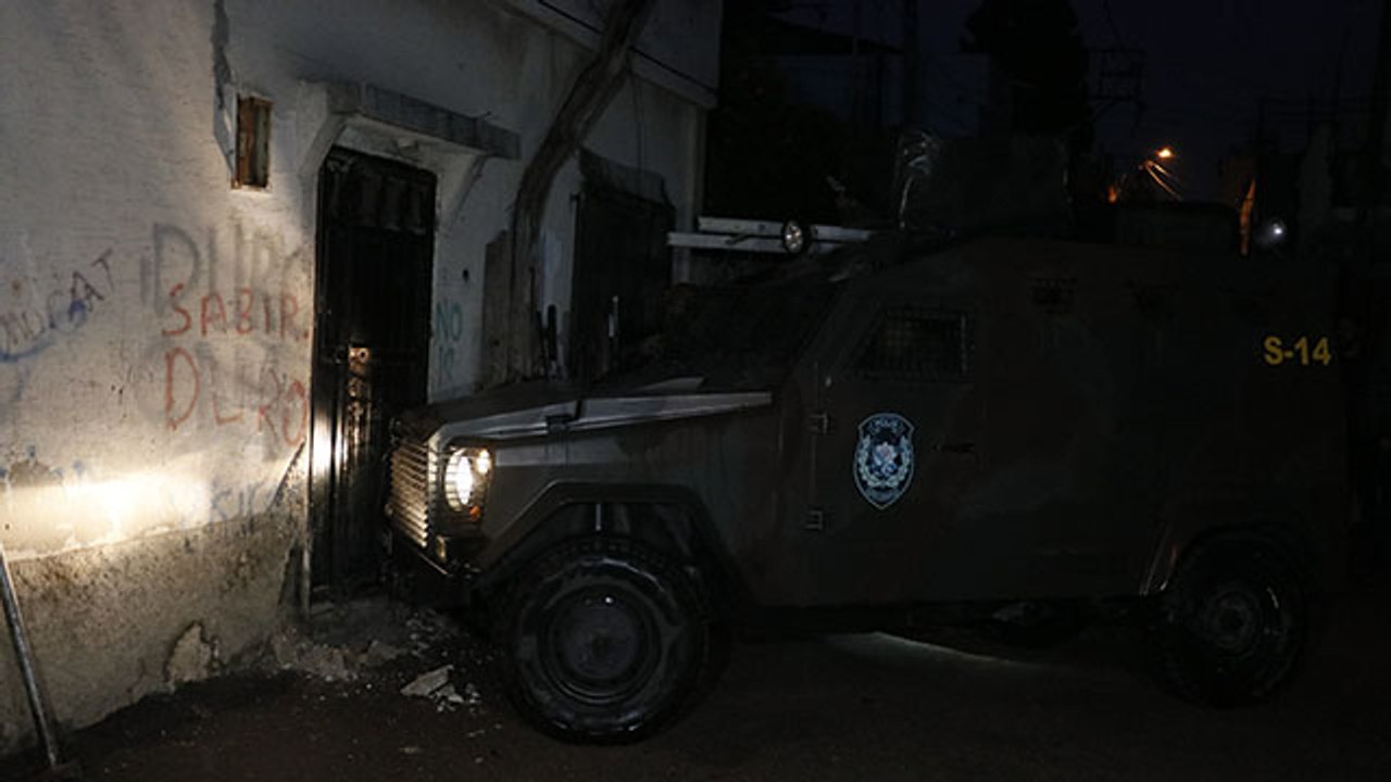 Zırhlı araçla kapı açıldı... Adana’da şafak vakti IŞİD operasyonu