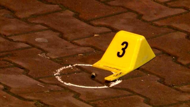 Kurşun yağmuruna tutuldu, aracıyla hastaneye gitti
