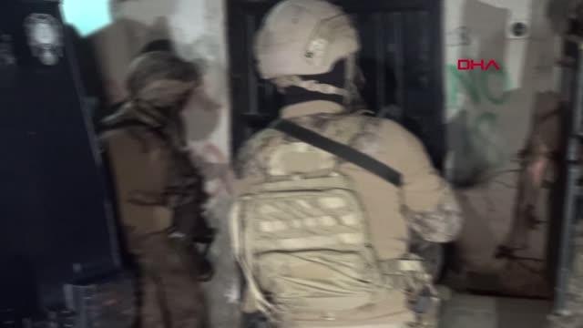 DEAŞ OPERASYONUNDA KAPISI AÇILMAYAN EVE 'ZIRHLI ARAÇ' İLE MÜDAHALE