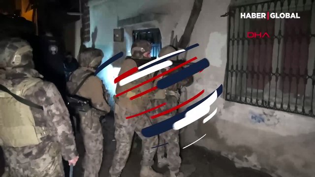 Adana'da DEAŞ operasyonunda açılamayan kapıya 'zırhlı araç' müdahalesi