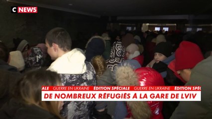 De nombreux Ukrainiens tentent de quitter le pays depuis la gare de Lviv