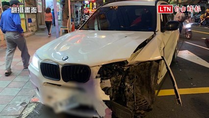 BMW暴衝撞3汽車5機車半毀 駕駛落跑放生女友