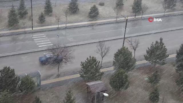 Sivas'ta sabah saatlerinde etkili olan kar yağışı kenti beyaza bürüdü