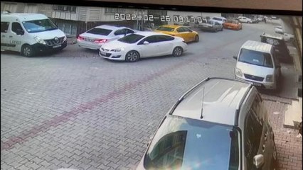 ESENYURT'TA GÜNDÜZ VAKTİ OTOMOBİLİN HAYALET EKRANINI ÇALDILAR