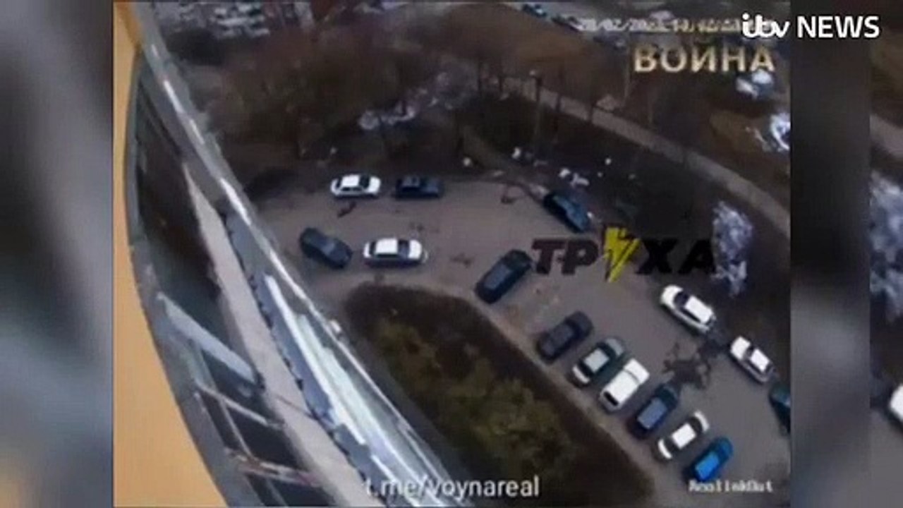 Momenti kur bien bombat pranë ndërtesave të banuara në Kharkiv