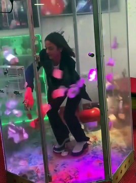 Comment réussir à ramasser un maximum de billets tournoyant dans une petite pièce vitrée ?