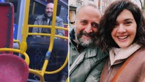 Londra'da otobüse binen Halit Ergenç ve Bergüzar Korel'in eğlenceli halleri herkesi güldürdü