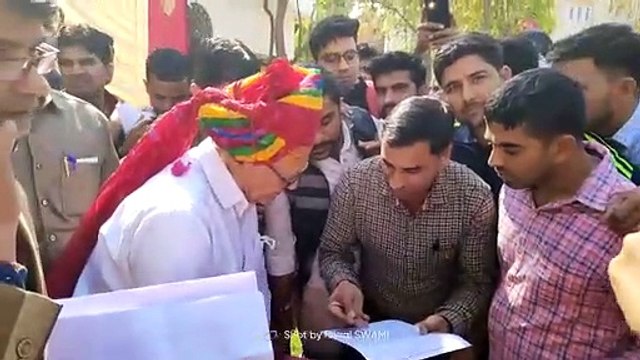 बेरोजगार शारीरिक शिक्षकों ने किया शिक्षामंत्री बीडी कल्ला का किया घेराव, जानिए क्यों