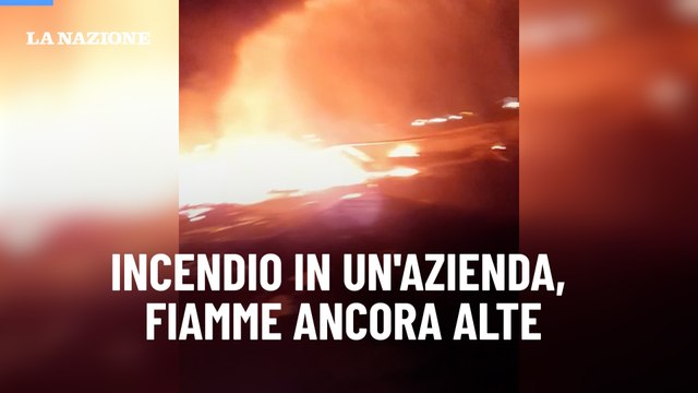 Incendio in un'azienda, fiamme ancora alte