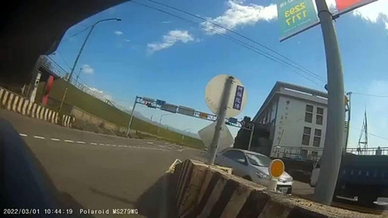 蘆洲貨車對撞2機車 1騎士1死1骨折