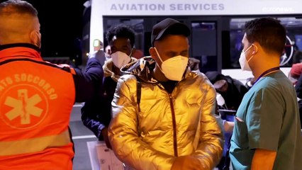 Via dai centri libici per migranti. Riprendono i voli d'evacuazione per l'Italia